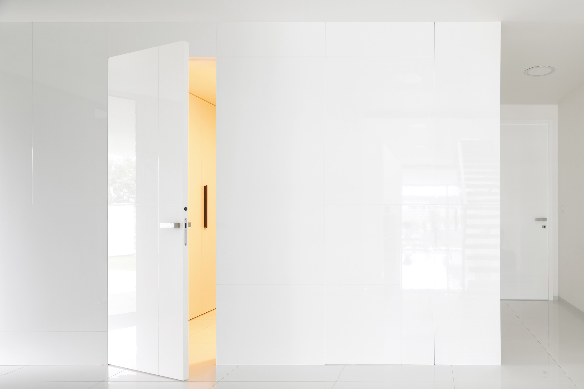 Nábytek HANÁK Realizace interiéru v bílém laku Dveře