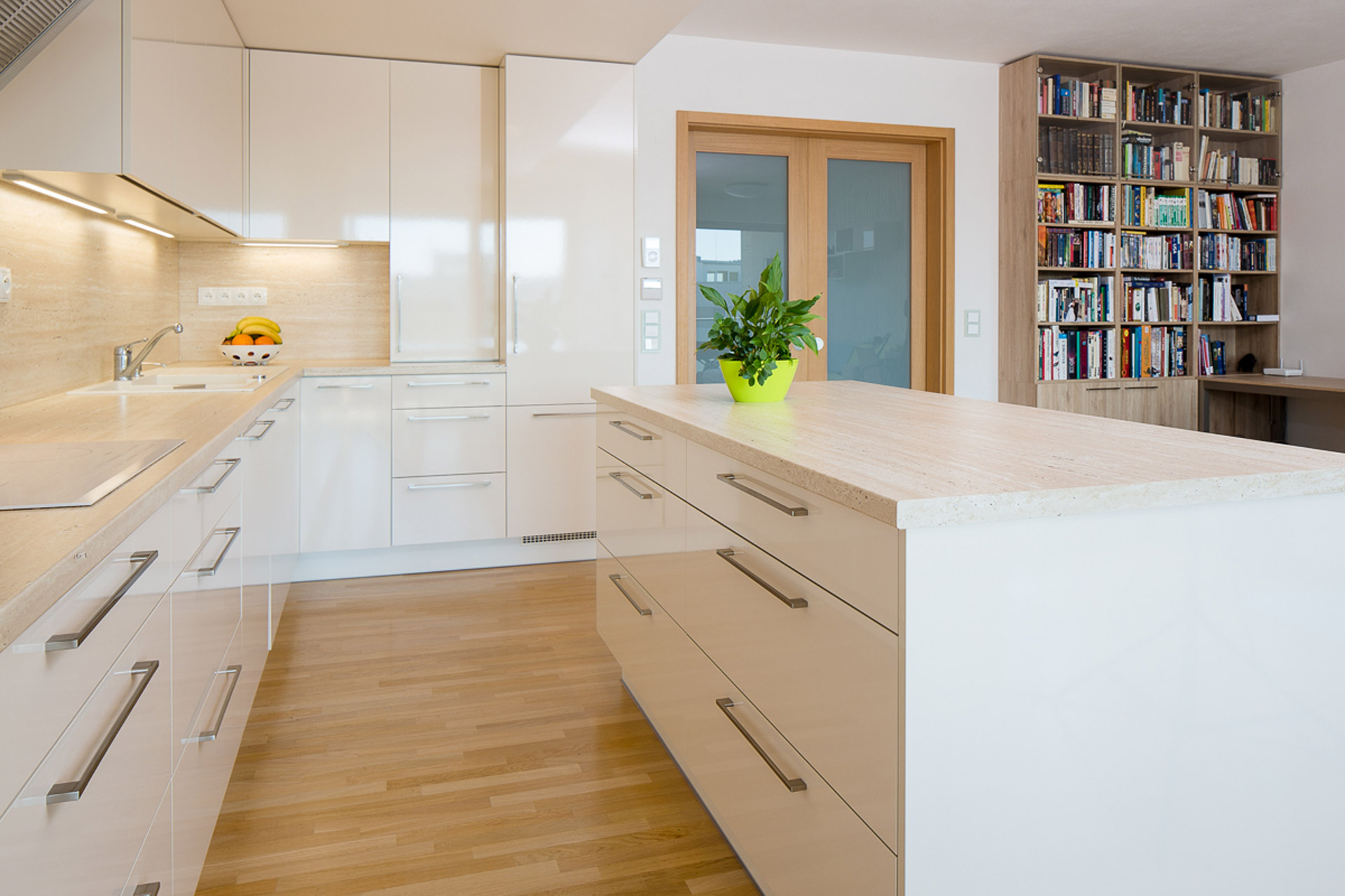Ukázka realizace interiéru Kuchyně s ostrůvkem Bílý lak