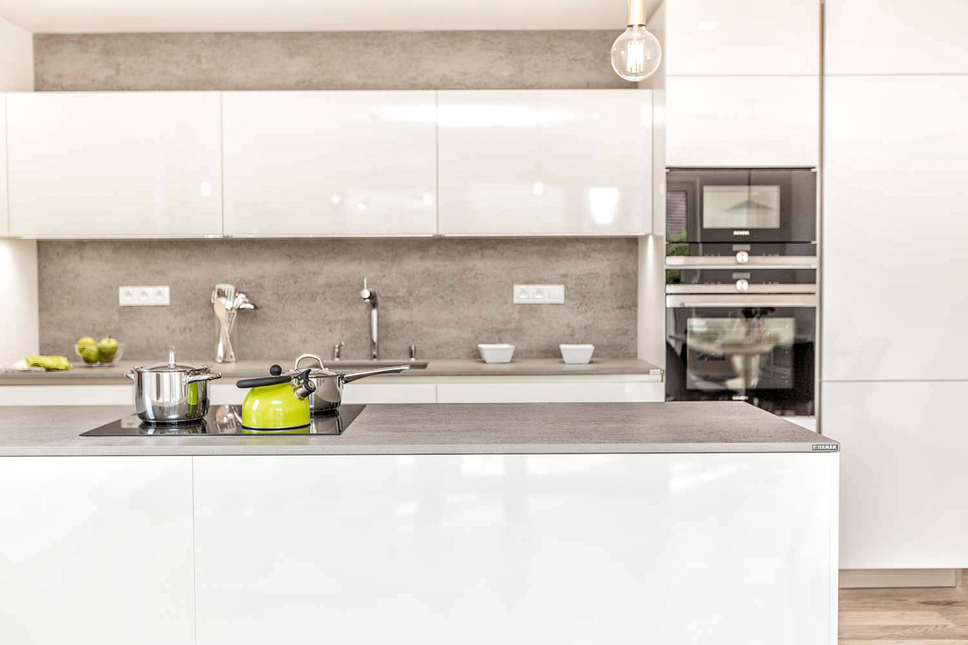 Hanák nábytek Ukázka realizace Moderní kuchyně bílý lak
