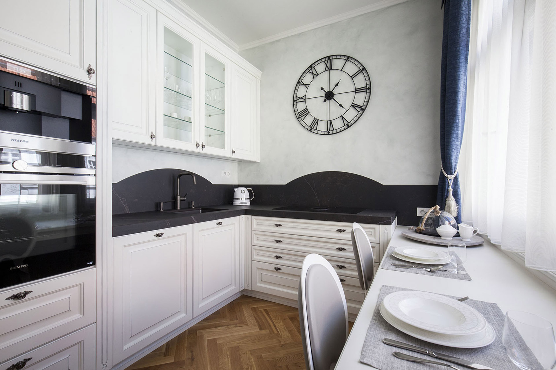 Hanák nábytek Realizace interiéru Rustikální styl Bílý lak patina
